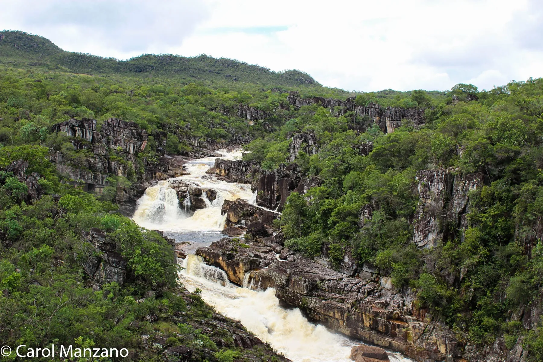 Cachoeira do Carrossel despencando de um patamar de rocha, com o Cerrado ao redor