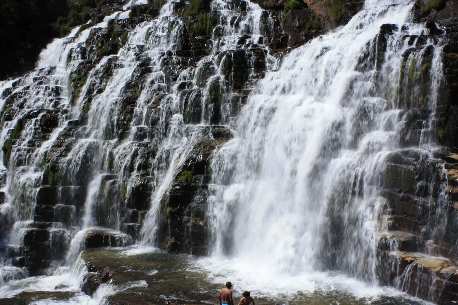 Catarata dos Couros: cortina larga de água caindo em degraus de rocha, vista de frente