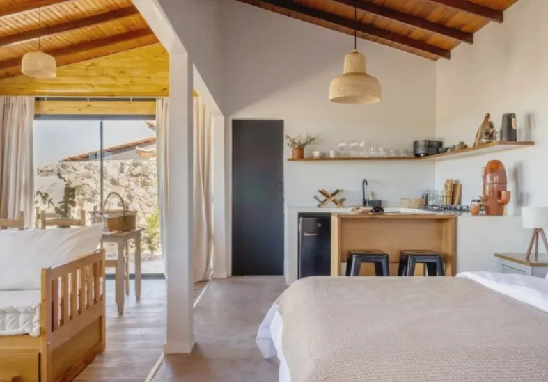 Cozinha e porta de vidro para o jardim, vistas a partir da cama