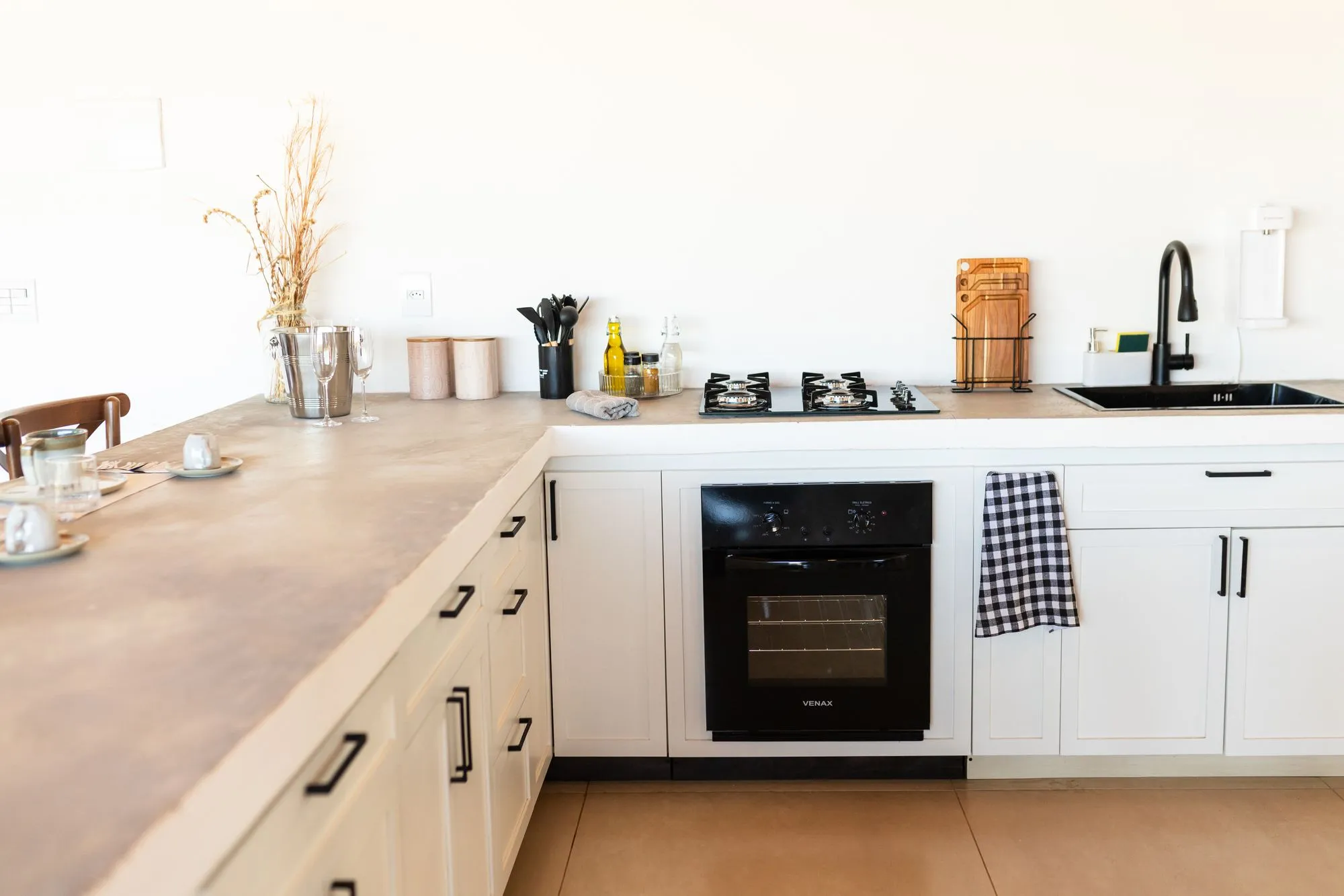 Bancada da cozinha com forno, cooktop e utensílios