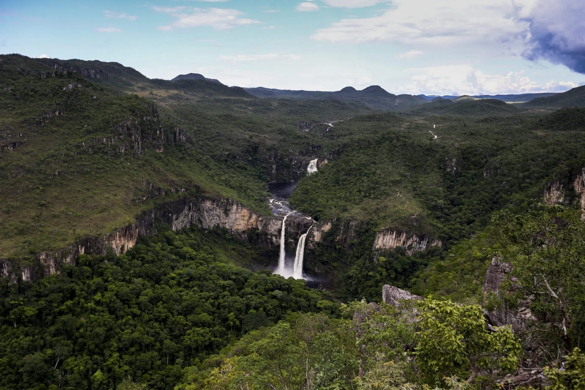 Vista panorâmica dos Saltos do Rio Preto no Parque Nacional da Chapada dos Veadeiros com cânion e mata verde
